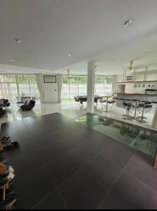 um quarto grande com uma mesa e cadeiras em relex banglo em Semenyih