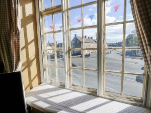 een open raam met uitzicht op een straat bij Ewe Cottage in Masham