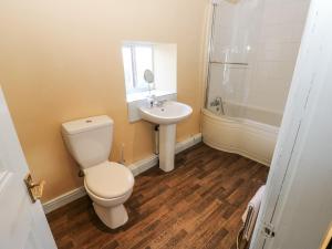 een badkamer met toilet en wastafel bij Ewe Cottage in Masham +13 foto's