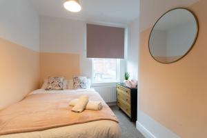 En eller flere senge i et værelse på Hanson House