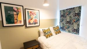 En eller flere senge i et værelse på Hanson House