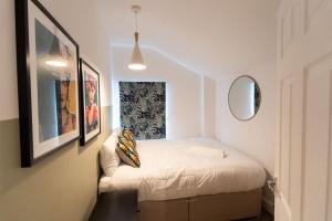 En eller flere senge i et værelse på Hanson House