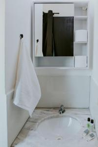 a bathroom with a sink and a mirror at Stúdio Acolhedor Próximo ao Aeroporto VIX in Vitória