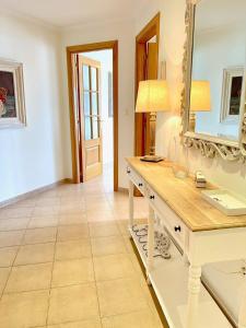 Habitación con mesa blanca y espejo. en The Cliffs - Passion Eccehomo, en Viveiro