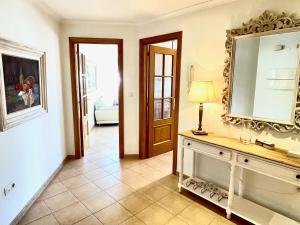 Habitación con espejo y mesa con lámpara. en The Cliffs - Passion Eccehomo, en Viveiro