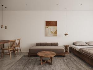 ハノイにあるThe Ivory Dragon Hanoi-Modern Stay with Private Balcony-Free Laundryのベッドとテーブルと椅子のある寝室