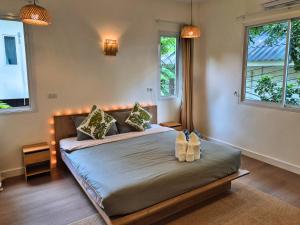 Giường trong phòng chung tại The Lomlay Villas