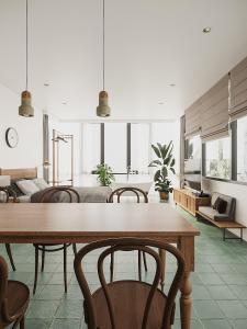 ハノイにあるThe Ivory Dragon Hanoi-Modern Stay with Private Balcony-Free Laundryの木製のテーブルと椅子のあるダイニングルーム +63枚の写真