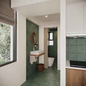 ハノイにあるThe Ivory Dragon Hanoi-Modern Stay with Private Balcony-Free Laundryの洗面台、トイレ、鏡のあるバスルーム