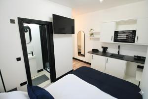 a small room with a bed and a kitchen at Simplystay St Martins in Lincoln