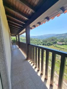 balcone di una casa con vista di Quinta da Canda a Cerva