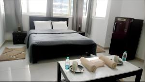 Una cama o camas en una habitación de Luxurious Boutique - Abu Dhabi Centre