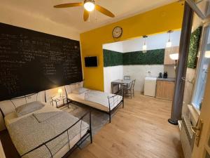 Η κουζίνα ή μικρή κουζίνα στο Downtown-Room Zagreb