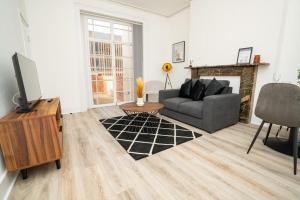 Телевизор и/или развлекательный центр в Stylish Flat with Terrace in Cheltenham Centre
