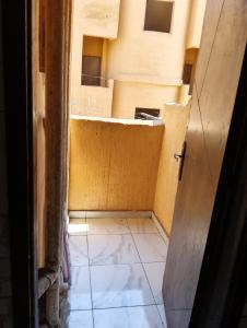アンマンにあるTamri guest houseのタイル張りの床と開いたドアのある小さな部屋
