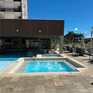 una grande piscina di fronte a un edificio di Spazzio diRoma a Caldas Novas