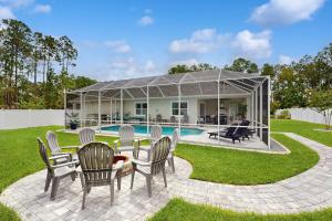 Bazén v ubytování Enchanting house with heated pool, full kitchen, central AC, & washer/dryer nebo v jeho okolí