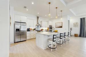 Kuchyň nebo kuchyňský kout v ubytování Enchanting house with heated pool, full kitchen, central AC, & washer/dryer