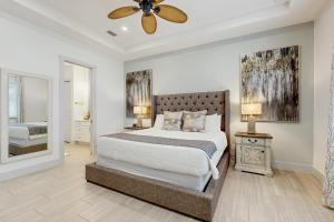 Postel nebo postele na pokoji v ubytování Enchanting house with heated pool, full kitchen, central AC, & washer/dryer + 33 fotografií