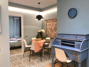 un comedor con una mesa y un reloj en la pared en Sagrada Familia Xamfrà, en Barcelona 150 fotos más