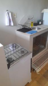 ベレンにあるApartamento COP 30のコンロとシンクのあるキッチンカウンター