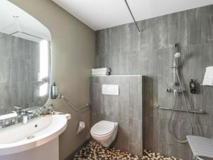 Koupelna v ubytování ibis Strasbourg Centre Gare + 49 fotografií