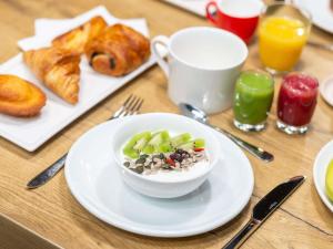 Jídlo v hotelu nebo okolí + 49 fotografií