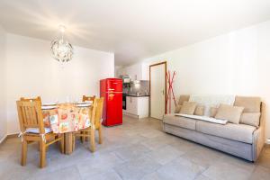 Кухня или мини-кухня в Cozy renovated apartment, large terrace & near city center
