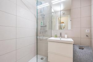 Ванная комната в Cozy renovated apartment, large terrace & near city center