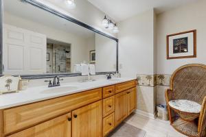 un bagno con lavandino e specchio di Coastal condo with pool, lanai, washer/dryer, & elevator a Saint Augustine Beach Altre 12 foto