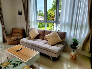 una sala de estar con un sofá y una mesa en Wildflower phangan, en Haad Pleayleam 11 fotos más
