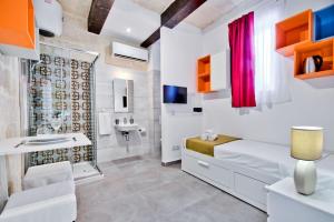 baño blanco con cama y ducha en Private rooms with bathroom in Valletta, en La Valeta 49 fotos más