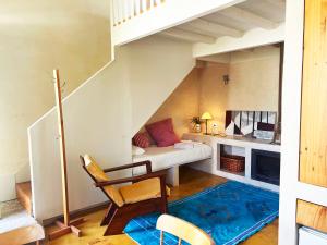 ein Wohnzimmer mit einer Couch und einer Treppe in der Unterkunft Estúdio 24 na Boavista, JAMBA House in Porto + 8 Fotos