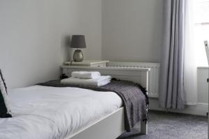 Ένα ή περισσότερα κρεβάτια σε δωμάτιο στο East House-Sleeps 5-Pet friendly-Garden - Parking