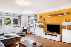 TV a/nebo společenská místnost v ubytování Ferienhaus am Wald