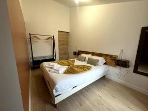 Ένα ή περισσότερα κρεβάτια σε δωμάτιο στο Gamay - Logement 4 personnes en coeur de village By Primo