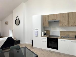 Η κουζίνα ή μικρή κουζίνα στο Gamay - Logement 4 personnes en coeur de village By Primo +21 φωτογραφίες