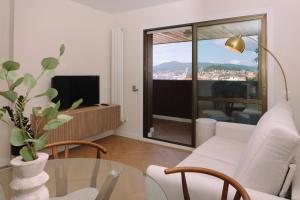 TV a/nebo společenská místnost v ubytování Elegante coqueto y con piscina by CABANA Rentals