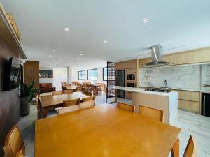 eine Küche und ein Esszimmer mit Tisch und Stühlen in der Unterkunft Oásis do Atlântico Home Club Apto Praia de Palmas 3 Dorm para 8 Pessoas in Governador Celso Ramos