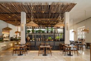 Un restaurante u otro lugar para comer en Kedma by Isrotel Collection