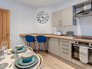 una cocina con 2 sillas y una mesa con platos. en 2 Bed in Kelso 95838, en Kelso