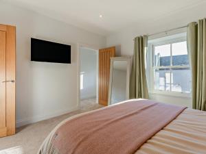 Un dormitorio con una cama y un televisor de pantalla plana. en 2 Bed in Kelso 95838, en Kelso