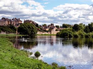 un río en una ciudad con casas y edificios en 2 Bed in Kelso 95838, en Kelso