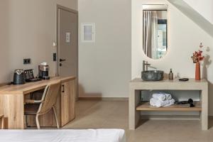 Кухня или мини-кухня в Lotus Serenity Suites
