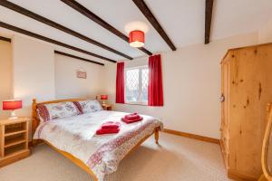 En eller flere senge i et værelse på Tones Cottage