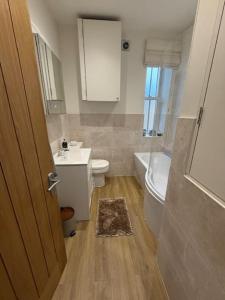 Et badeværelse på Wallnook Cottage Lindley Gem + 25 billeder