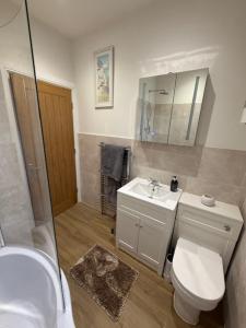 ein Badezimmer mit Toilette und Waschbecken in der Unterkunft Wallnook Cottage Lindley Gem in Lindley