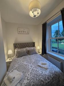 ein Schlafzimmer mit einem Bett mit Handtüchern darauf in der Unterkunft Wallnook Cottage Lindley Gem in Lindley + 18 Fotos