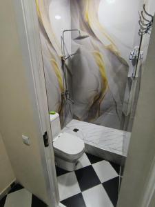un baño con inodoro y ducha en Hotel, en Sergeli