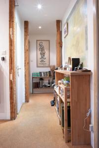 a hallway with a desk with a computer on it at Chambre privée pour routard dans un appartement partagé in Strasbourg